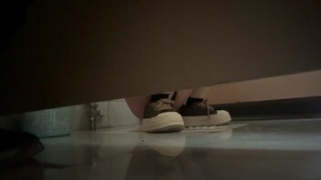 平度厕所偷拍第三片段