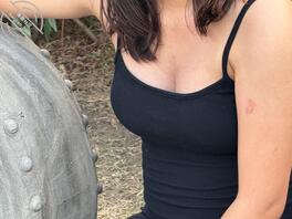 遇到坐在公园里哭泣的大奶孕妇1