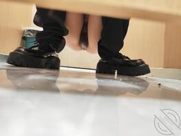 原创厕拍 酒吧营销小妹儿的多毛穴1