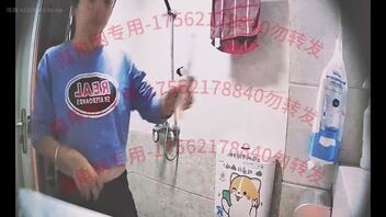 偷录老婆洗澡，丑妻难看，随便看看。人妻少妇