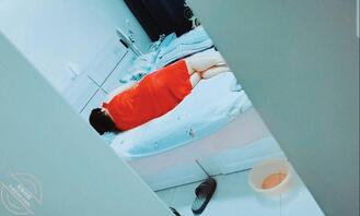 爸爸去拉大货车的第四天，妈妈躺在床上的身材，真他妈想把他给操了1