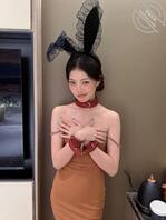 《完美露脸》骚妻给绿主展示骚脚 绿主奖励骚逼大jb猛插0