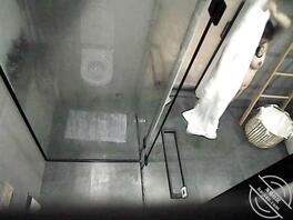 大胸妹洗澡，想看进来1