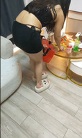 大哥不在家，强上了正在打扫卫生的嫂子，还挺配合的1