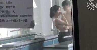 网友投稿，大学情侣在教室就开始了0