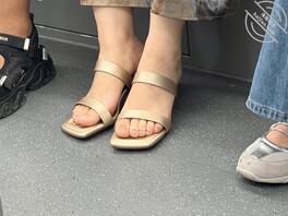 地铁偷拍露脸少妇0