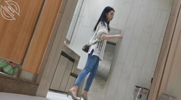 小美女浇了一屁股 你们愿意给她擦干净吗