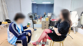 血缘交融-李老师排尿灌男大解渴永动机恩赐黄金圣水2