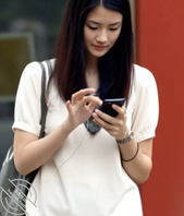 清纯妹子只顾滑手机不知道风把裙子吹起走光了0