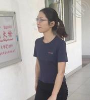 偷拍眼镜女老师如厕，逼黑毛多0