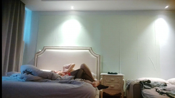 主人爆操18岁小太妹，淫语调教紧致小穴不停吸