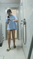 发现妹妹从房间出来上厕所去居然没有穿内裤