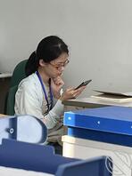 刚毕业的嫩妹同事，为啥看起来有点黑呀1