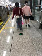 下行扶梯抄底白内，被旁边闺蜜发现了。1