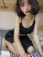 【雨哥91】母狗在宿舍扣逼揉奶给我看