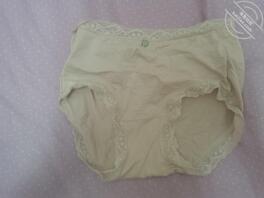 抠完妹妹逼后，内裤上留下了爱液的痕迹 已成年1