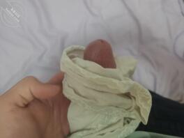 抠完妹妹逼后，内裤上留下了爱液的痕迹 已成年