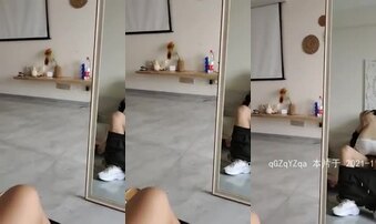 内裤都没脱就直接坐上来 着急肉棒插进去