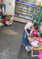 晚上买烧烤拍到老板女儿无意漏出大奶0