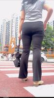 两个黑色紧身裤骚货 第二个瑜伽裤勒出内裤一直和旁边男的打情骂俏真骚1