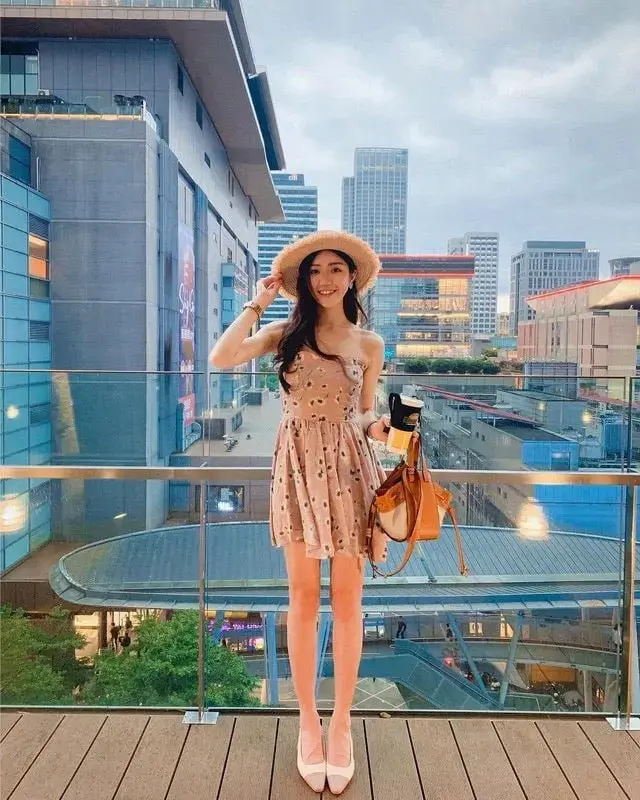 台湾机车女神 ，可甜可高冷非常有气质，在床上反差的一绝，口交吃鸡根本停不下来