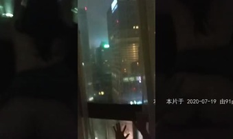 窗前明月光，背着老公脱光光