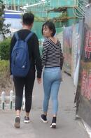 露脸偷拍去开房路上的两对蓝色紧身牛仔裤大屁股翘臀大学生情侣
