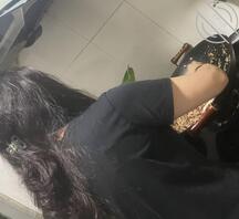 嫂子烫了卷发，增添了妩媚气质