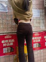 中年妇女在贴房屋出租信息0