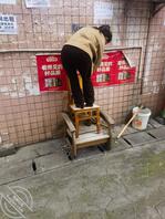 中年妇女在贴房屋出租信息2