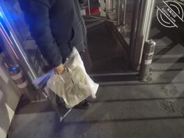 例假前让弟弟内射,但是不舍得催他回家。1