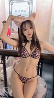 小侄女穿比基尼。大侄女穿瑜伽裤。哪个漂亮？