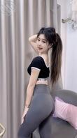 小侄女穿比基尼。大侄女穿瑜伽裤。哪个漂亮？2