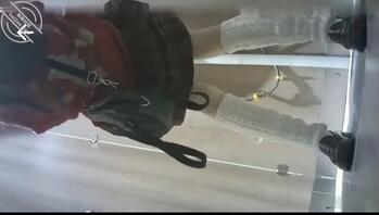 （精品转载）厕拍做鬼脸的美女0