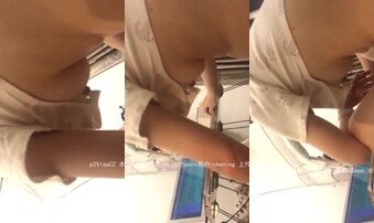 这是啥衣服这么短乳房完全遮不住全部暴露出来了最后抬手时真想一把揪住乳