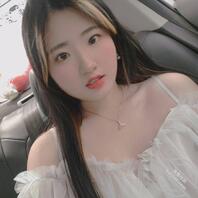 【偷拍】女大学生的性感丝袜，本系的，这小骚货是故意的吧