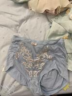 偷进我姐房间，拿她内裤打胶0