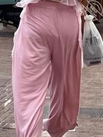 街头偶遇身材不错的妹子，大家来看看是不是姨妈来了。