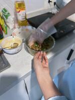 原创9- 女儿第一次做菜给我吃，越来越像她妈妈了1