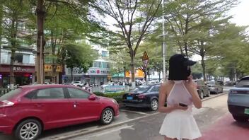 骚逼穿着透视短裙人前露出买水果