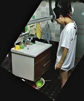 女邻居洗澡浑然不知被偷偷录像