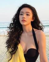 林允海边比基尼大波浪长发自拍！0
