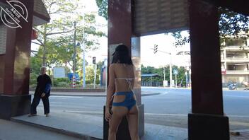 【露出专题】骚逼穿着清凉情趣内衣，便利店里大胆买纸1