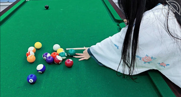 吊带丝袜真空打台球,台球桌上激情性爱,声音吸引球友纷纷偷听,大胆刺激的性1
