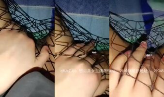 骚母狗在寝室床上偷偷自慰 手势认证