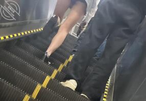 地铁抄底偷拍-吓得美女跑了-分享大赛1