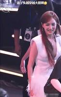 孟佳“敢穿”：性感风范，胸围饱满，大胆而不失从容？