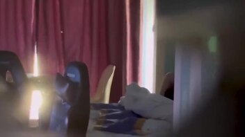 晚上十点房间门口偷拍