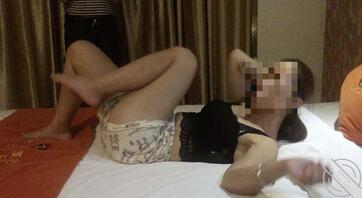 发现妈咪的瑜伽闺蜜也有极品骚逼的潜质,想想办法拿下调教1