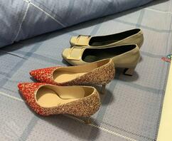 给大家分享下自己母亲和自己舅妈的骚鞋 每双全都被我打满过 很舒服很刺激1